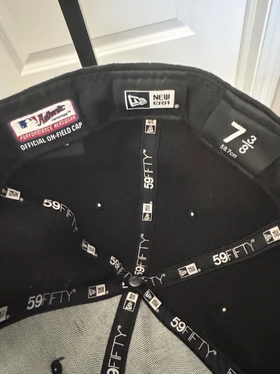 Chicago White Sox Black Fitted Baseball Cap - Picture 5 of 5